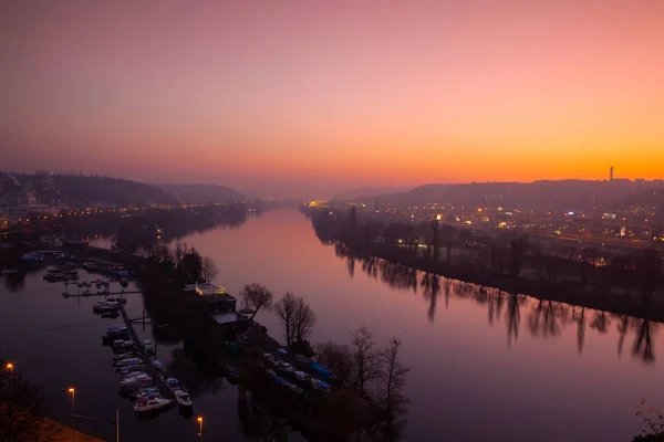 Liten brygga, båtar och floden Vltava i Prag, Tjeckien — Stockfoto
