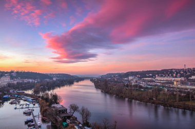 Çek Cumhuriyeti Prag 'da küçük liman, tekne ve Vltava Nehri