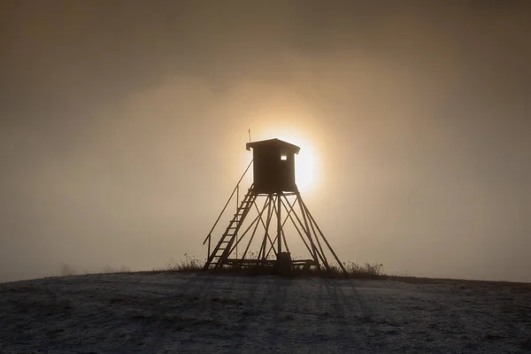 Torre panoramica per la caccia in collina all'alba . — Foto Stock