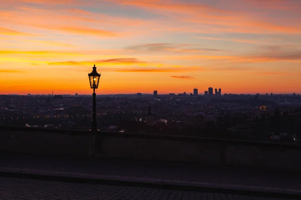 Vista sul panorama di Praga vicino al Castello di Praga al mattino — Foto Stock