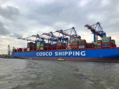 Konteynır gemisi Cosco, Leo 'yu Hamburg limanında naklediyor..