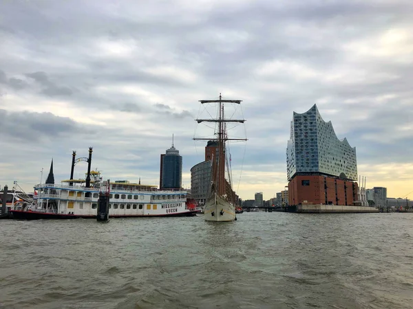 Zicht op Elbe Philharmonic een concertzaal — Stockfoto