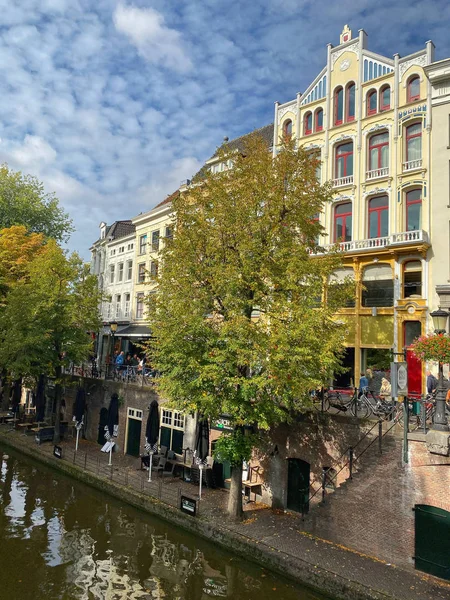 Casas tradicionales en el Oudegracht (Canal Viejo) en el centro de Ut — Foto de Stock