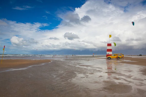 海岸警卫队在最喜欢的拉基克海滩的风筝板, 冲浪 — 图库照片