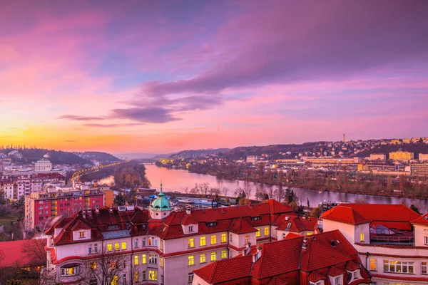 Institutet för vård av mor och barn i rosa sunri — Stockfoto