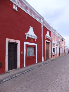 Tipik Koloni caddesi Valladolid, Meksika. 