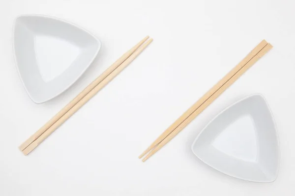 Vue du dessus des assiettes blanches vides de Sushi avec des baguettes de bambou . — Photo