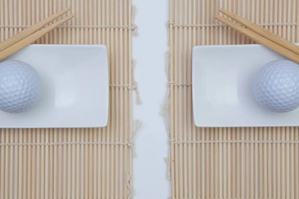 Vista superior de placas vazias brancas do sushi com pauzinhos de bambu e — Fotografia de Stock