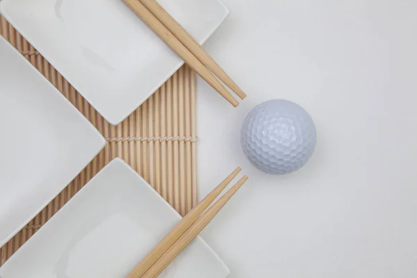 Bovenaanzicht van witte lege sushi platen met bamboe eetstokjes en — Stockfoto