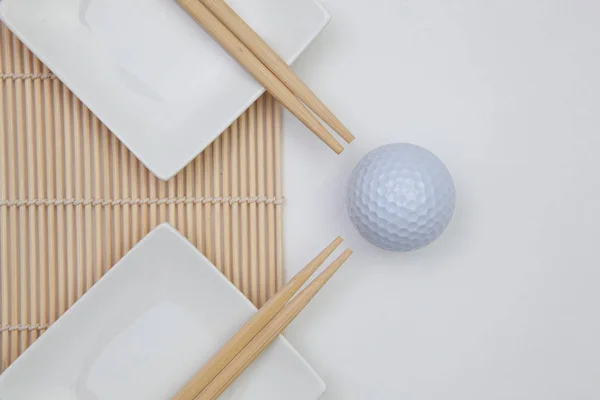 竹箸で白いお寿司プレートの上からの眺め — ストック写真