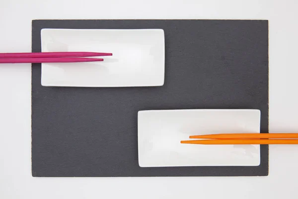 Rectangular slate plate with ceramic plate purple and orange cho — Zdjęcie stockowe