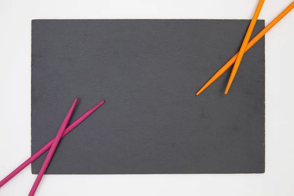 用紫色筷子做寿司的矩形石板 — 图库照片