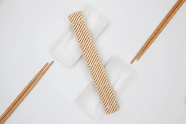 Vista superior de las placas vacías blancas del sushi con los palillos de bambú y —  Fotos de Stock