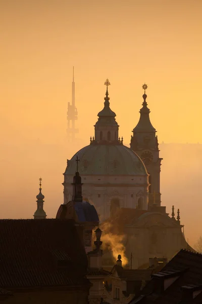 De kerk van Sint Nicolaas in de mist. Praag, Tsjechische Republiek. — Stockfoto