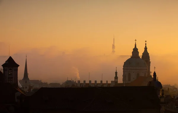 A Szent Miklós templom a reggeli köd. — Stock Fotó