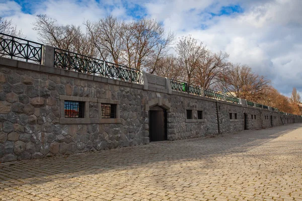 En la orilla del río en Smichov, Praga, República Checa . —  Fotos de Stock