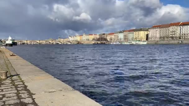 Березі Річки Смихові Прага Чехія Перебудований Річковий Берег Центрі Міста — стокове відео