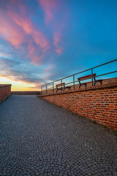 Due panchine sulle pareti del forte di Vysehrad all'alba rosa . — Foto Stock