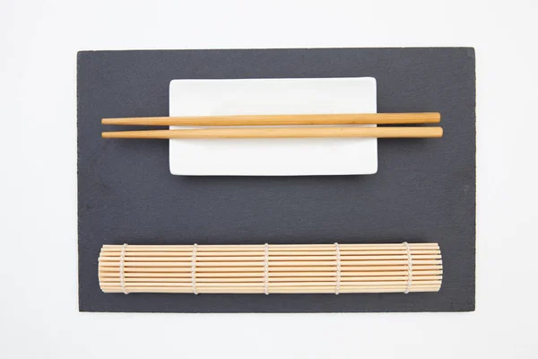 Rechteckiger Schieferteller Mit Essstäbchen Keramikteller Bambusmatte Für Sushi Auf Weißem — Stockfoto