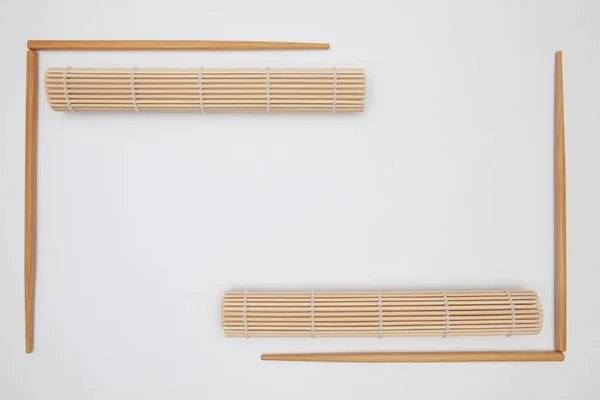 Bamboe Mat Met Eetstokjes Voor Sushi Witte Tafel Voedselontwerp — Stockfoto