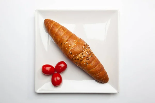 Baguete Francesa Tomate Cereja Vermelho Mesa Branca — Fotografia de Stock