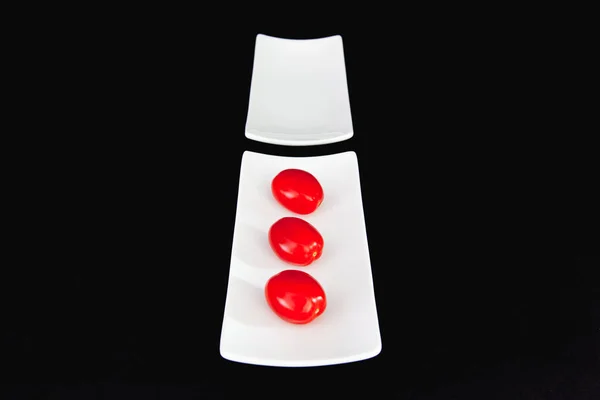 Kost Frukost Röda Körsbär Tomater Det Vita Bordet Och Svart — Stockfoto