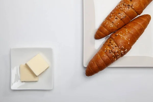 Здоровый Завтрак Блок Свежего Масла Два Французских Багета Белом Столе — стоковое фото