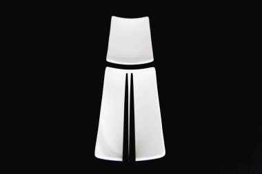 Siyah bambu çubuklu beyaz sushi tabakları. Siyah ve Beyaz Gıda Tasarımı