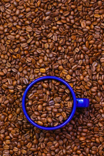 Blauer Blechbecher Voller Kaffeebohnen Fairer Handel Rohstoffhandel Frische Kaffeebohnen — Stockfoto