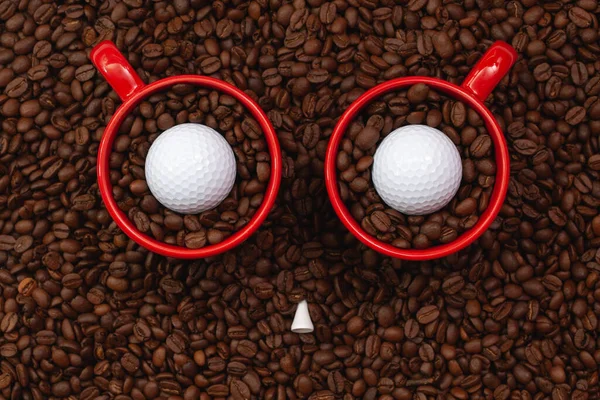 Duas Xícaras Vermelhas Cheias Grãos Café Uma Bola Golfe Comércio — Fotografia de Stock