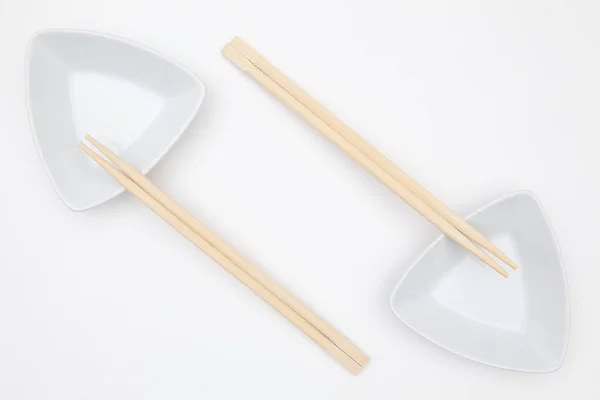 竹の箸で白いお寿司プレートの上からの眺め 対称性 Food Design — ストック写真