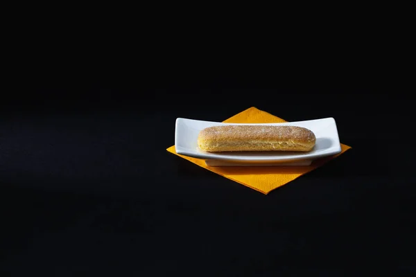 Tipici Biscotti Ladyfinger Italiani Sulla Piastra Bianco Nero Sullo Sfondo — Foto Stock