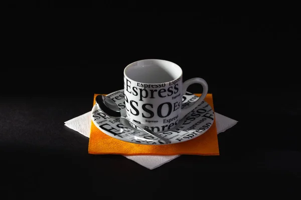 Tasse Café Avec Des Serviettes Orange Blanc Sur Table Noire — Photo