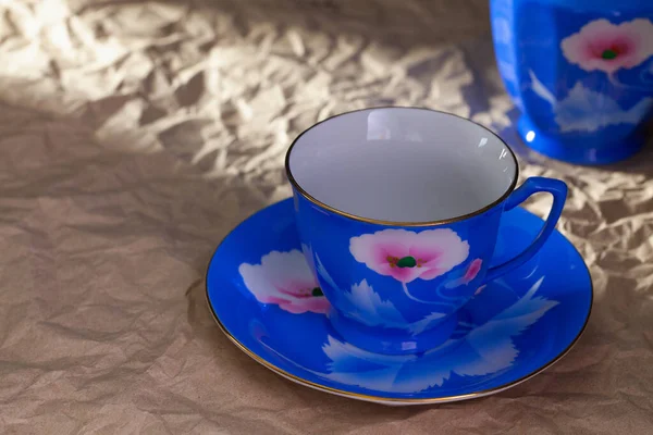 Coupe Vide Bleue Thé Théière Sur Table Avec Papier Froissé — Photo