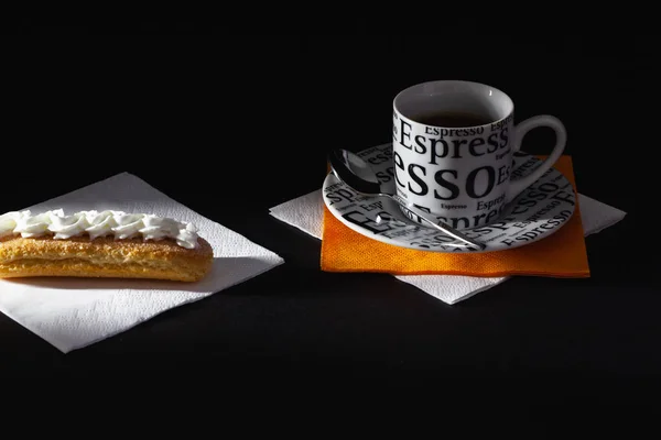 Karanlık Odadaki Siyah Masada Bir Fincan Kahve Bayan Parmak Kurabiyesi — Stok fotoğraf