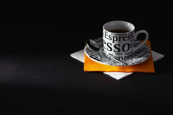 Kopje Koffie Met Oranje Witte Servetten Zwarte Tafel Donkere Kamer — Stockfoto
