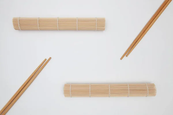 Tapis Bambou Avec Baguettes Pour Sushi Sur Table Blanche Conception — Photo