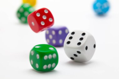 Beyaz tahta arka planda zar oynuyorum. Zarla oyun oynuyorum. Ticari risk için zar atma kavramı. Risk kavramı.