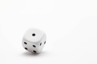 Beyaz masada beyaz zarlar. Beyaz tahta arka planda zar oynuyorum. Zarla oyun oynuyorum. Risk kavramı.