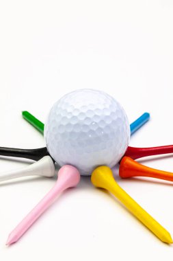Golf seti, tişörtlü top. Gökkuşağı renklerinde golf tişörtleri. Yıldız golf topu ve ahşap tişörtlerden oluşur..