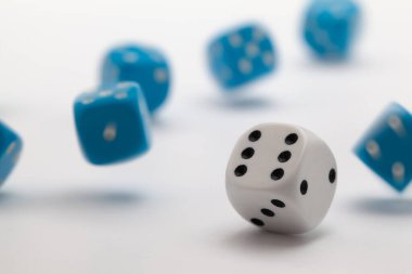 Mavi ve Beyaz beyaz arka planda zar oynuyorlar. Zarla oyun oynuyorum. Ticari risk için zar atma kavramı. Risk kavramı.