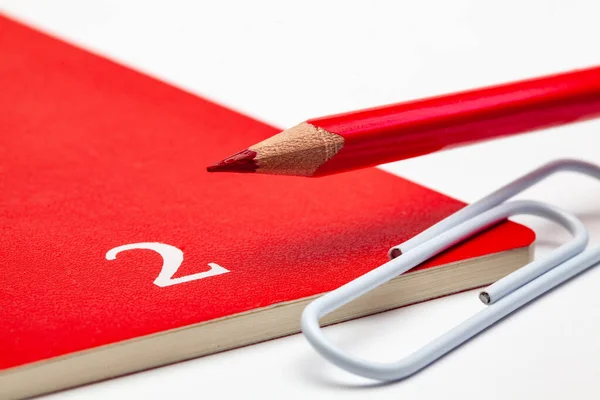 白いテーブルの上に2月 赤い鉛筆と白い紙クリップの月の主催者 — ストック写真