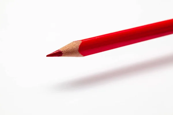 Schwebender Farbstift Auf Dem Weißen Bürotisch — Stockfoto