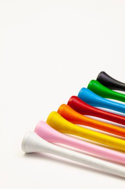 Golf seti, tişörtlü top. Gökkuşağı renklerinde golf tişörtleri.