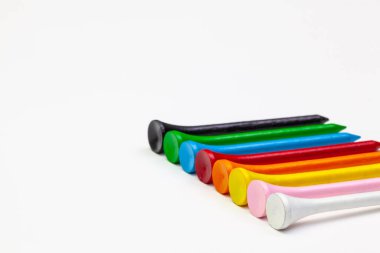 Golf seti, tişörtlü top. Gökkuşağı renklerinde golf tişörtleri.