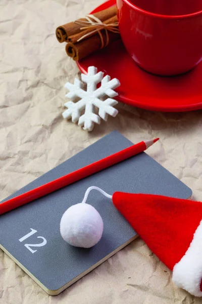 Foto Xícara Café Vermelho Diário Com Lápis Vermelho Planos Para — Fotografia de Stock