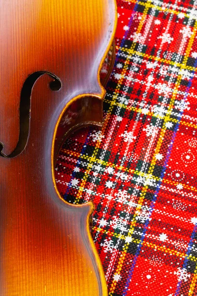 クリスマスの装飾に古いバイオリンの写真 冬休みだ メリークリスマスと幸せな新年のコンセプト — ストック写真