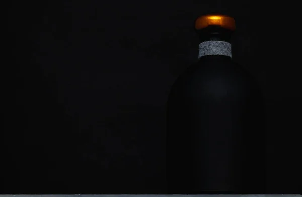 空の高級ブラックグラスウイスキー ウォッカ ティチュアまたはテキーラボトル — ストック写真