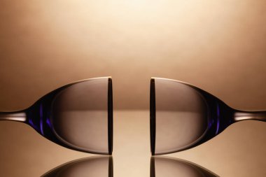 Temiz bir arkaplanda boş şarap kadehleri. Şeffaf şarap kadehleri boş.