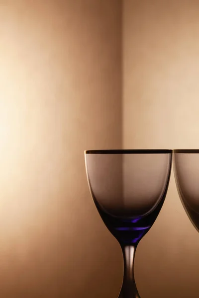 きれいなグラデーションの背景にワイングラスを空にします 空の透明ワイングラスを飲む — ストック写真